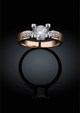 Siyah arka planda, kırpma pat büyük elmas takı yüzük