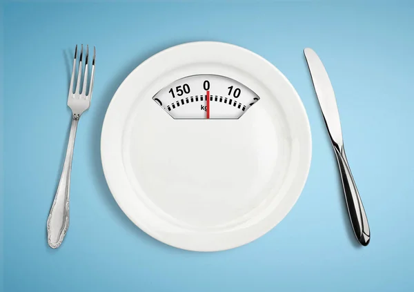 Dieta e conceito de perda de peso. Placa com balança máquina de pesagem — Fotografia de Stock