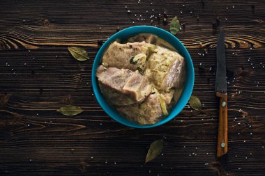 baharat ve soğan ile et marine