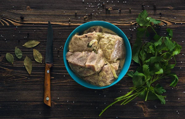 Faire mariner la viande avec des épices et des oignons — Photo