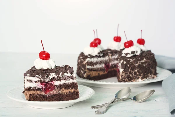 Torta al cioccolato con ciliegia sul piatto — Foto Stock