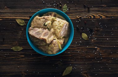 baharat ve soğan ile et marine