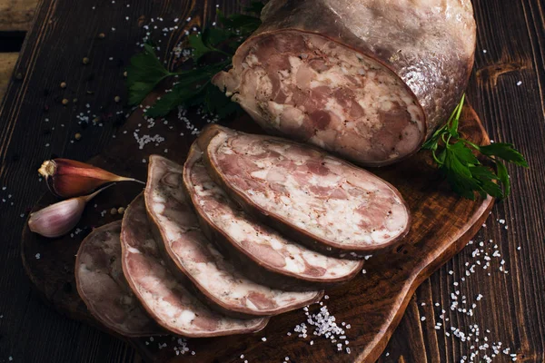 Τεμαχισμένο χοιρινό κρέας saltisons σε ξύλο κοπής — Φωτογραφία Αρχείου