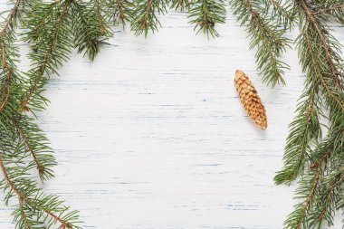 Noel ahşap arka plan çam dalları ile