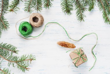 Noel hediyesi, örgü battaniye, çam kozalakları, çam dalları