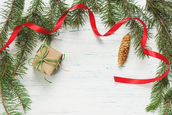 Weihnachtsgeschenk, Strickdecke, Tannenzapfen, Tannenzweige — Stockfoto