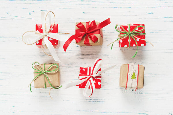 Маленькие красиво обернутые подарки, вид сверху
