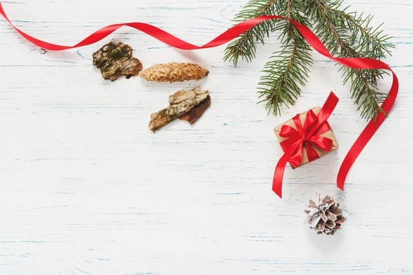 Weihnachtsgeschenk, Strickdecke, Tannenzapfen, Tannenzweige — Stockfoto