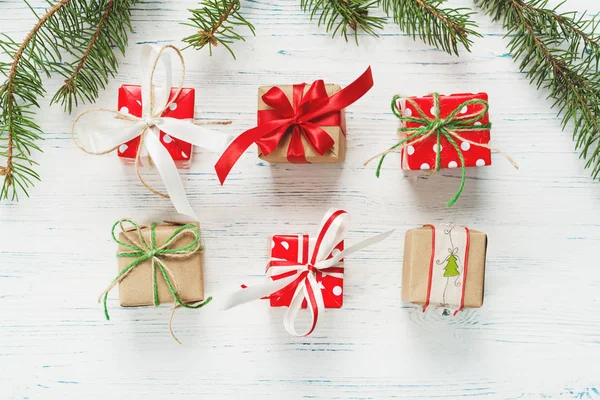 Kleine wunderschön verpackte Geschenke auf weißem Holzhintergrund — Stockfoto