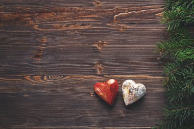 Beyaz ve kırmızı Kalpler ve çam dalları