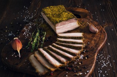 Sarımsak ile füme döş dilimlenmiş