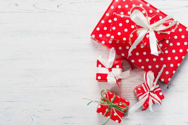 Маленькие красиво обернутые подарки, вид сверху
