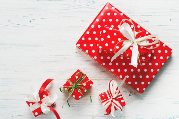 Маленькие красиво обернутые подарки, вид сверху
