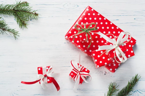 Küçük güzel sarılmış hediyeler, üstten görünüm