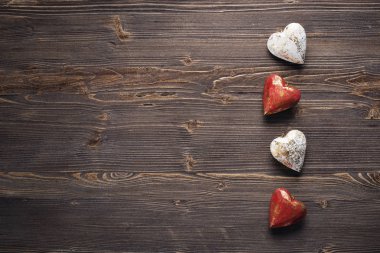 Rustik ahşap arka plan üzerinde beyaz ve kırmızı Valentine's Kalpler