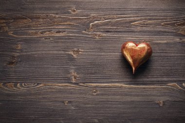 Rustik ahşap arka plan üzerinde kırmızı Valentine's kalp