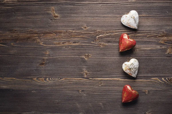 Rustik ahşap arka plan üzerinde beyaz ve kırmızı Valentine's Kalpler