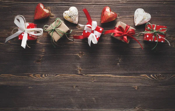 Kleine wunderschön verpackte Geschenke und Herzen — Stockfoto