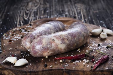 Çiğ sosis ve baharatlı sarımsak ile