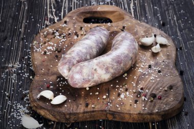 Çiğ sosis ve baharatlı sarımsak ile