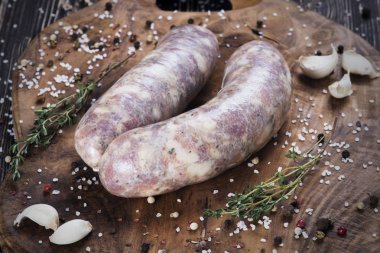 Çiğ sosis ve baharatlı sarımsak ile