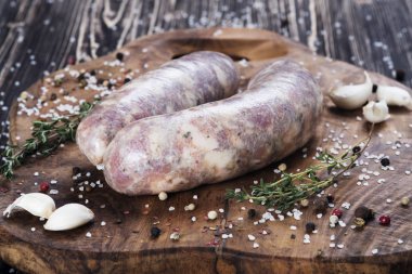 Çiğ sosis ve baharatlı sarımsak ile