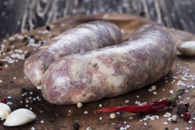 Çiğ sosis ve baharatlı sarımsak ile 