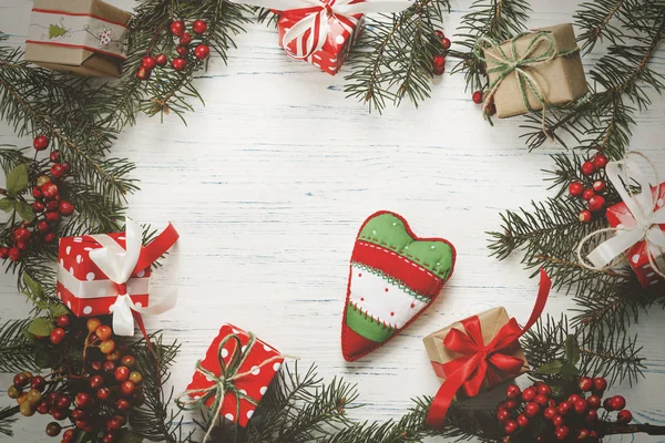 Presentes de Natal, cobertor de malha, cones de pinho, ramos de abeto — Fotografia de Stock