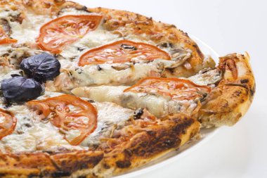 Sosis ve mantar ile lezzetli pizza 