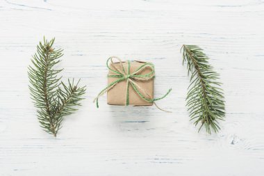 Küçük güzel sarılmış hediye ve lavanta