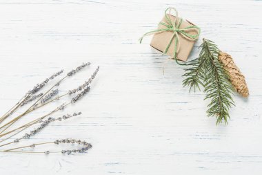 Küçük güzel sarılmış hediye ve lavanta