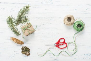 Küçük güzel sarılmış hediye ve lavanta