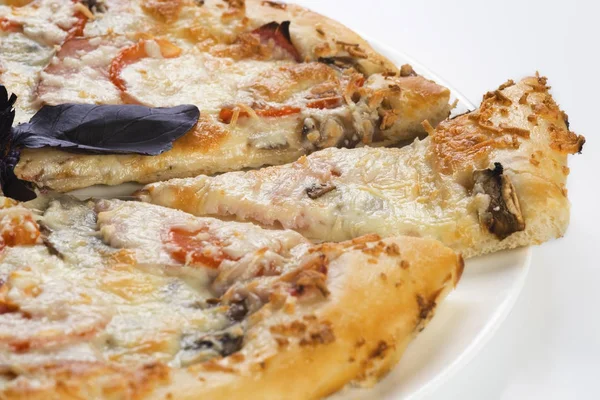 Вкусная пицца с колбасой и грибами — стоковое фото