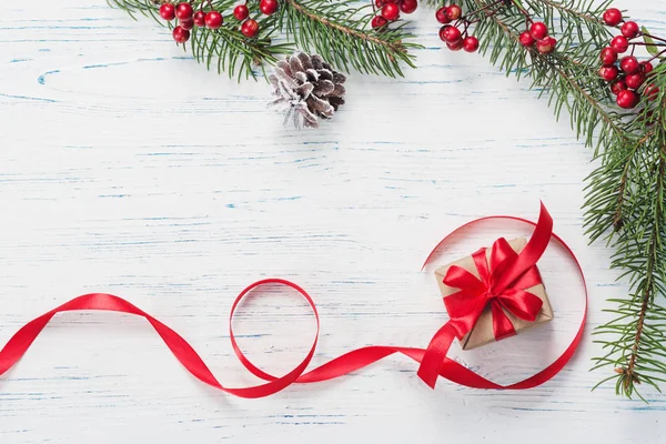 Weihnachtsgeschenke, Strickdecke, Tannenzapfen, Tannenzweige — Stockfoto