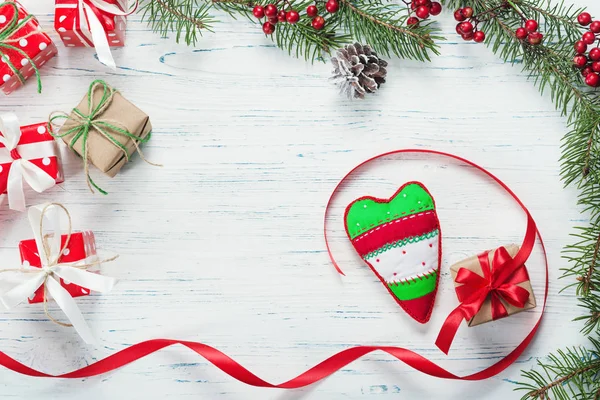 Weihnachtsgeschenke, Strickdecke, Tannenzapfen, Tannenzweige — Stockfoto