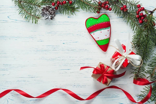 Weihnachtsgeschenke, Strickdecke, Tannenzapfen, Tannenzweige — Stockfoto