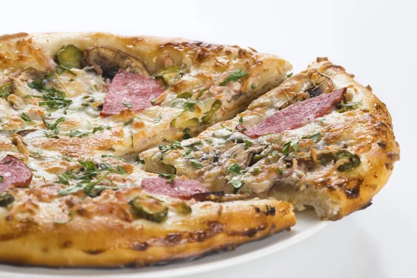 Pizza savoureuse aux saucisses et champignons Image En Vente