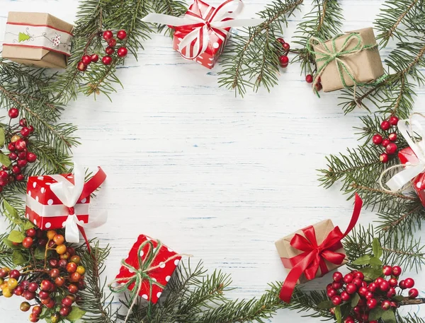 Cadeaux de Noël, couverture tricotée, cônes de pin, branches de sapin Images De Stock Libres De Droits