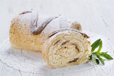 Yoğunlaştırılmış süt ile bisküvi rulo