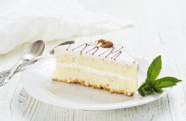 Bisküvi pasta plaka üzerinde tablo üzerinde