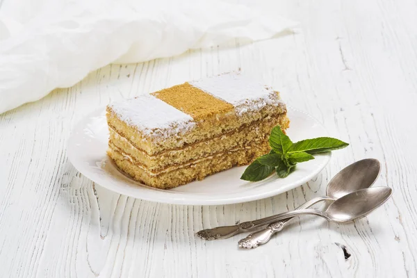 Honey cake na talerzu — Zdjęcie stockowe