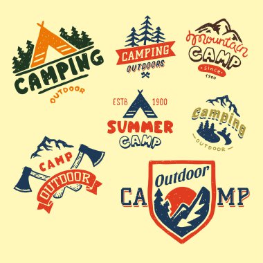 Vintage ormanda kamp rozetleri ve seyahat logo elle çizilmiş Amblemler doğa dağ kamp açık vektör çizim.