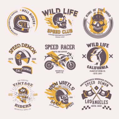 Motorcu logo vektör sürücü üzerinde logo motor amblemi illüstrasyon izole beyaz arka plan üzerinde set yarış motosiklet veya bisiklet ve hız motosikletçi yarışçı