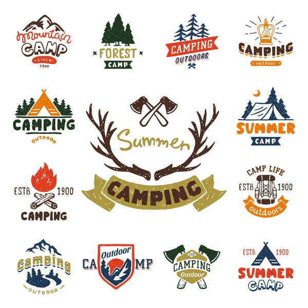 Conjunto de insignias de campamentos de madera vintage y logotipo de viaje emblemas dibujados a mano naturaleza campamento de montaña al aire libre vector ilustración . — Vector de stock