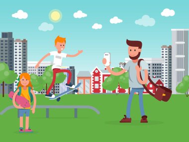 Yaz parkı illüstrasyonunda kaykaylı insanlar. Gençler açık hava konseptinde. Aktif yaşam tarzı çizgi film karakterleri kaykay