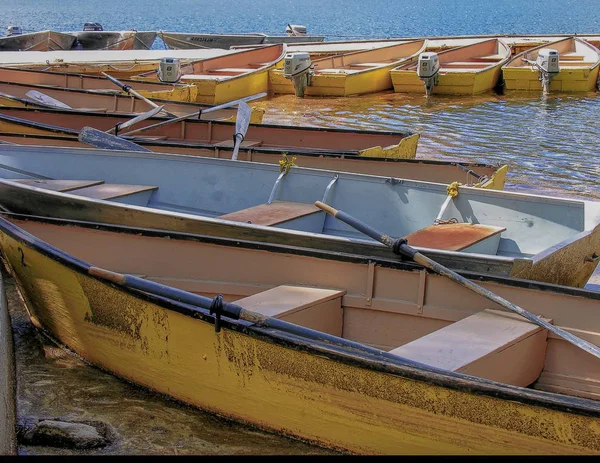 Outboards în Lacul Marina — Fotografie, imagine de stoc