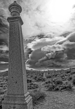 Ülke mezarlığında anıt