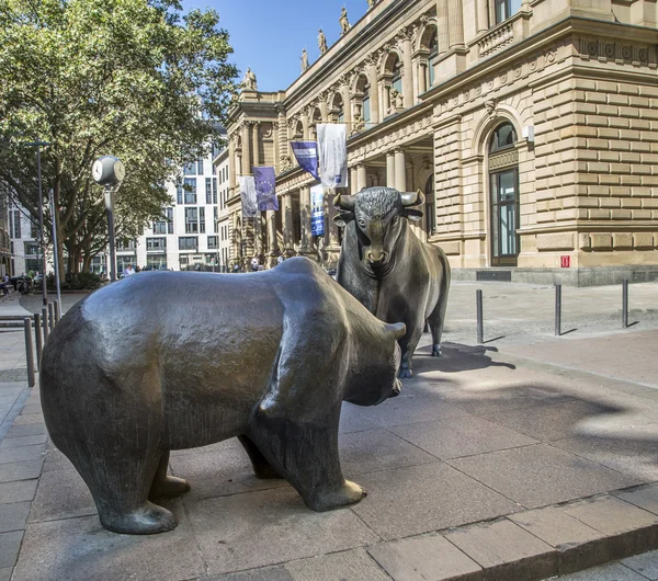 Býk a medvěd sochy na frankfurtské burze ve Fra — Stock fotografie