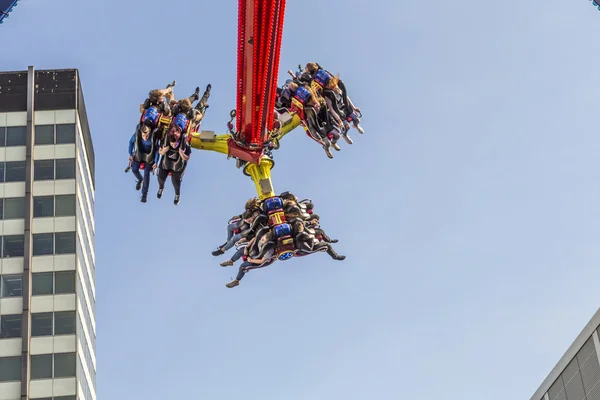 Mensen genieten van de carrousels op Photokina in Keulen — Stockfoto