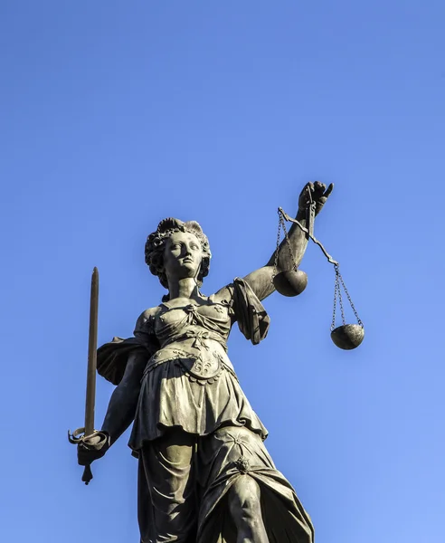 Justitia - Vrouwe Justitia beeldhouwkunst op het Roemerberg plein — Stockfoto